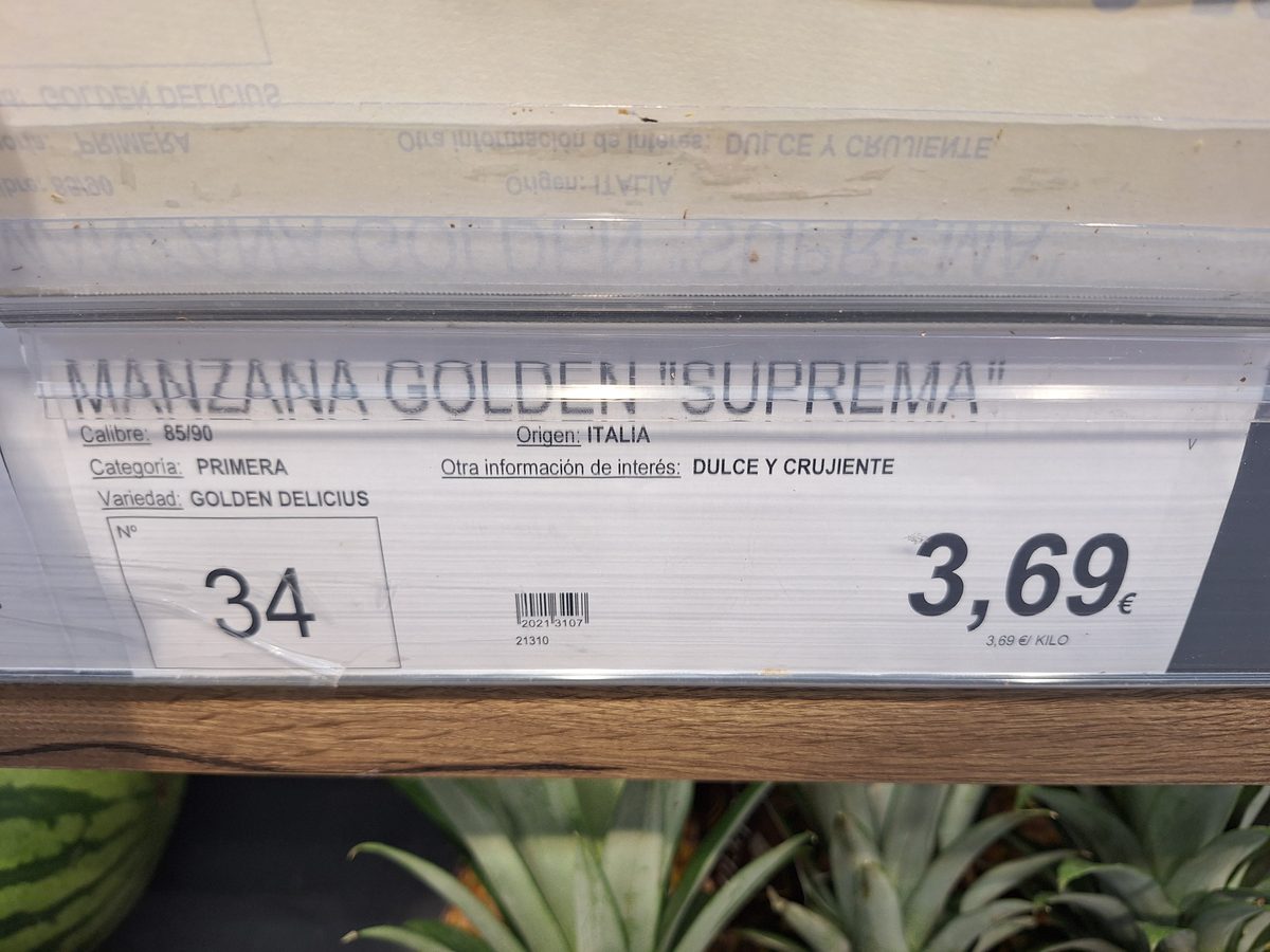 Expositor de manzanas Golden en Supermercados BM