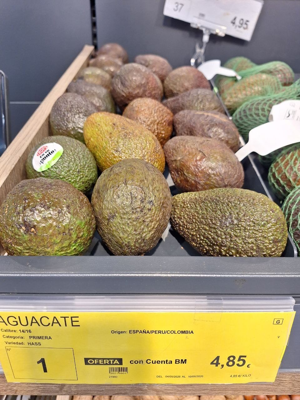 Cartel promocional de aguacates Hass en Supermercados BM