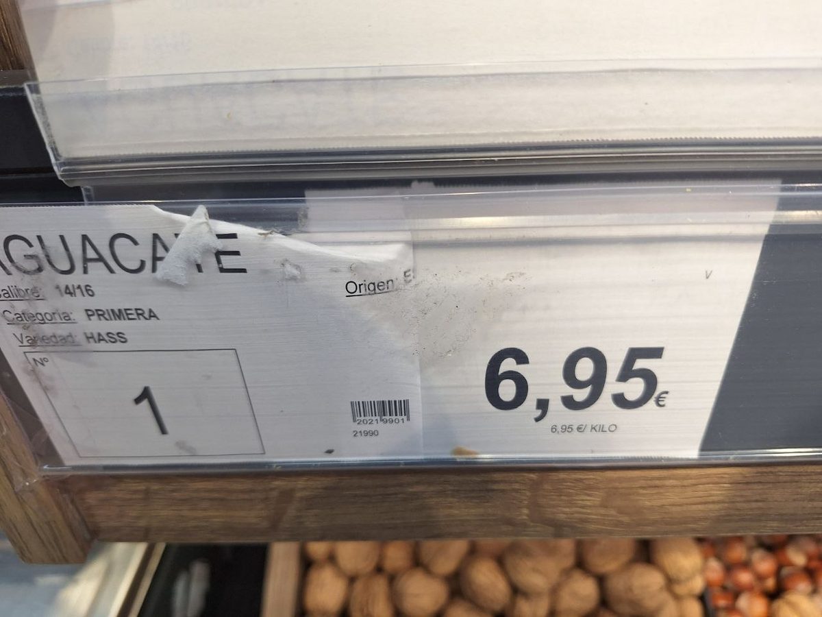 Expositor de aguacates Hass en Supermercados BM