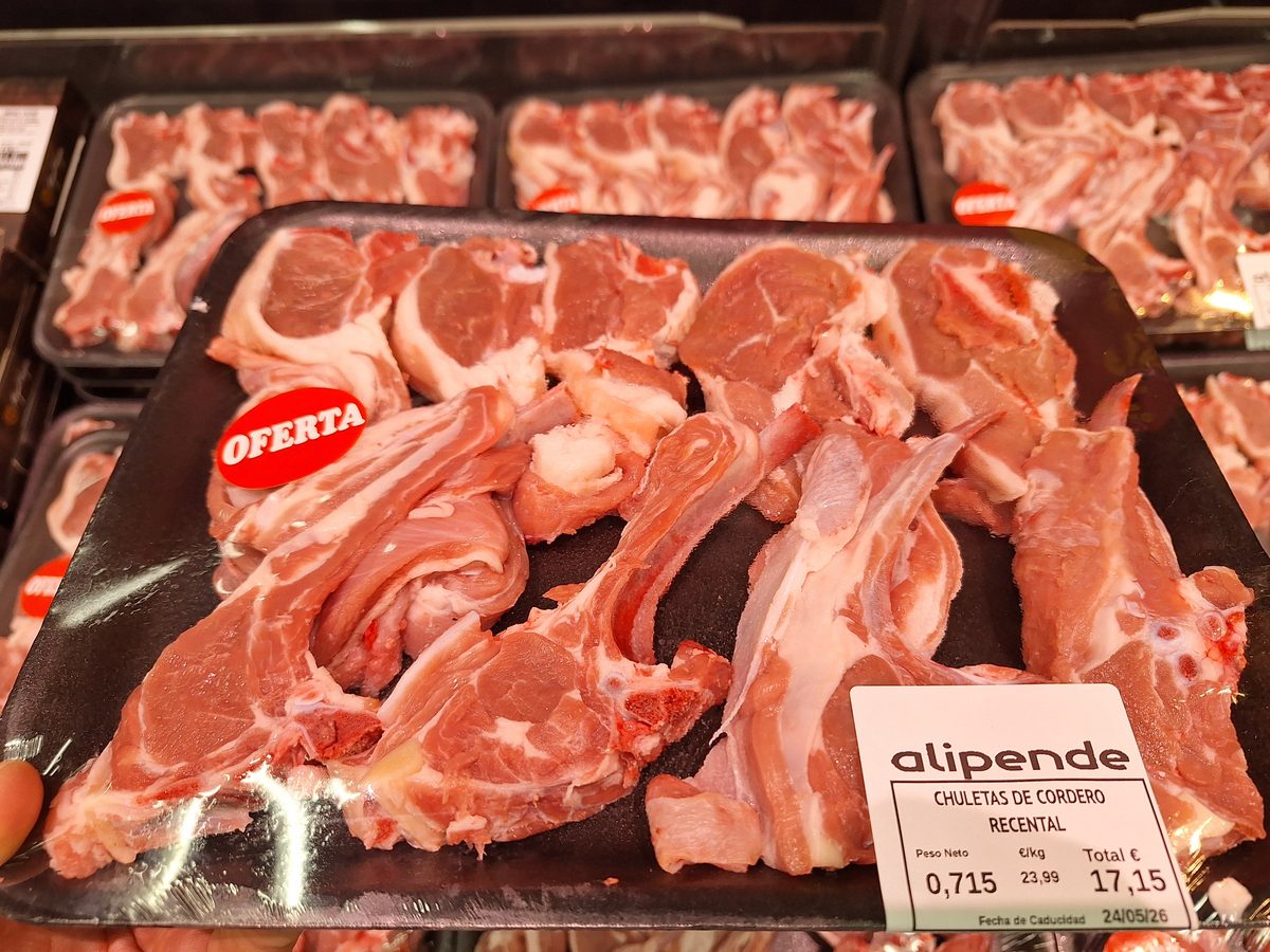Detalle del precio y etiquetado de las chuletas de cordero