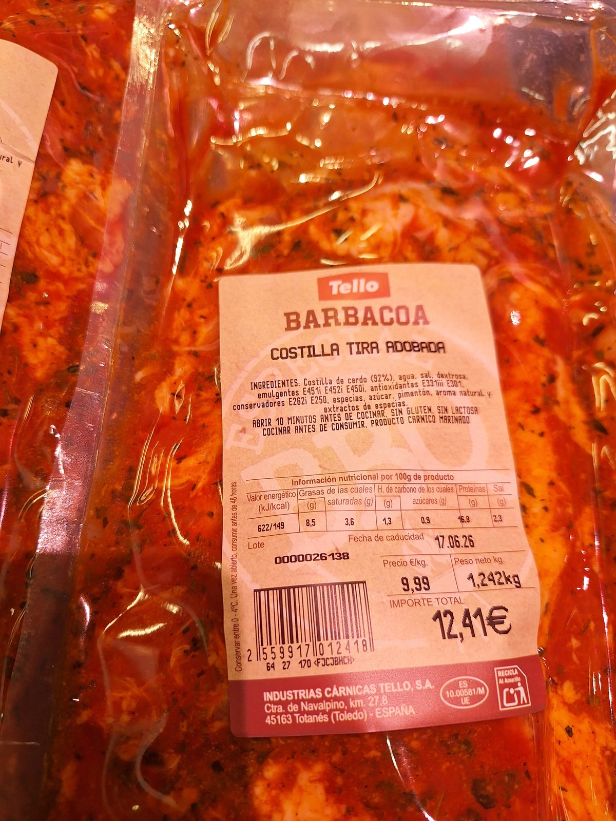 Etiqueta y precio de las costillas adobadas con descuento del 20%
