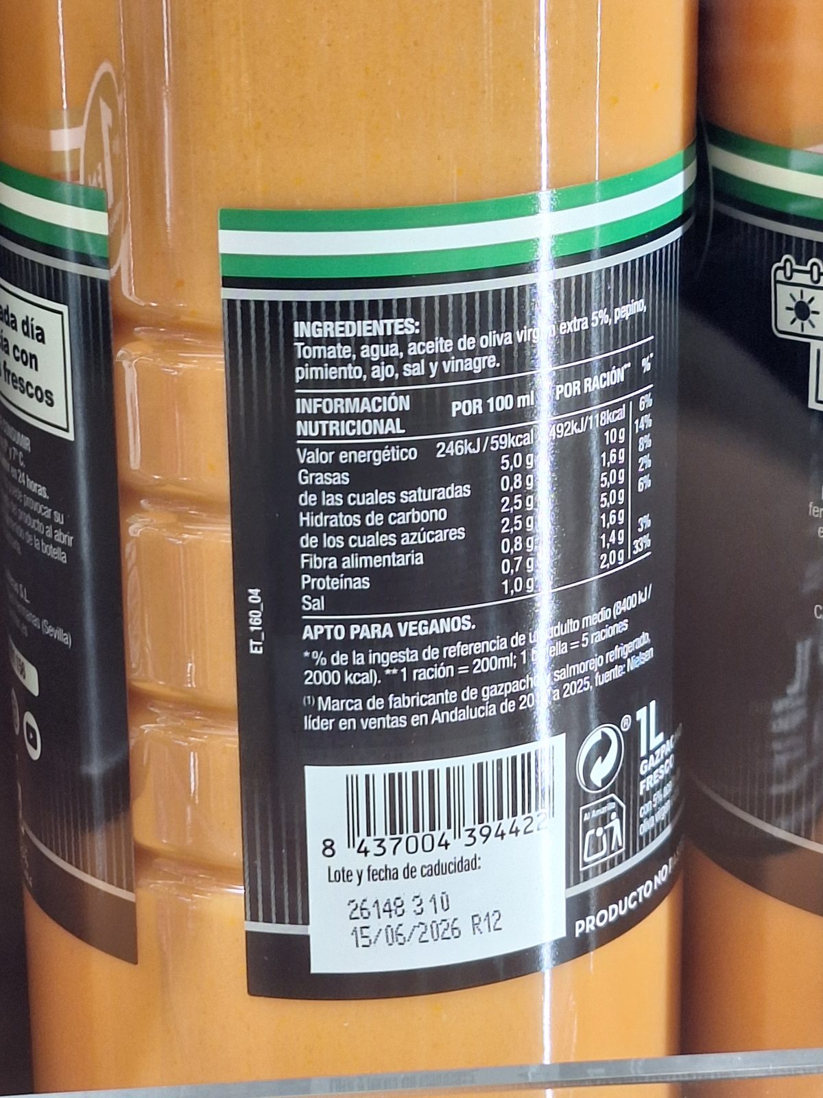 Sección refrigerada con gazpachos en oferta