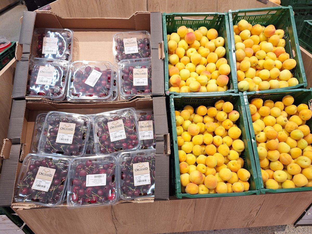 Etiqueta de precio de las cerezas en Ahorramás