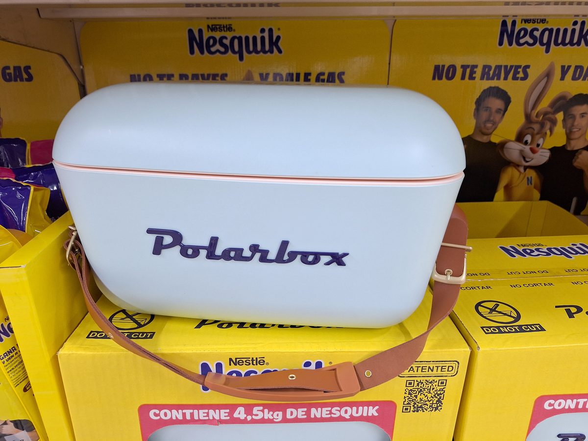 Pack Nesquik con nevera Polarbox retro en el lineal de Alcampo