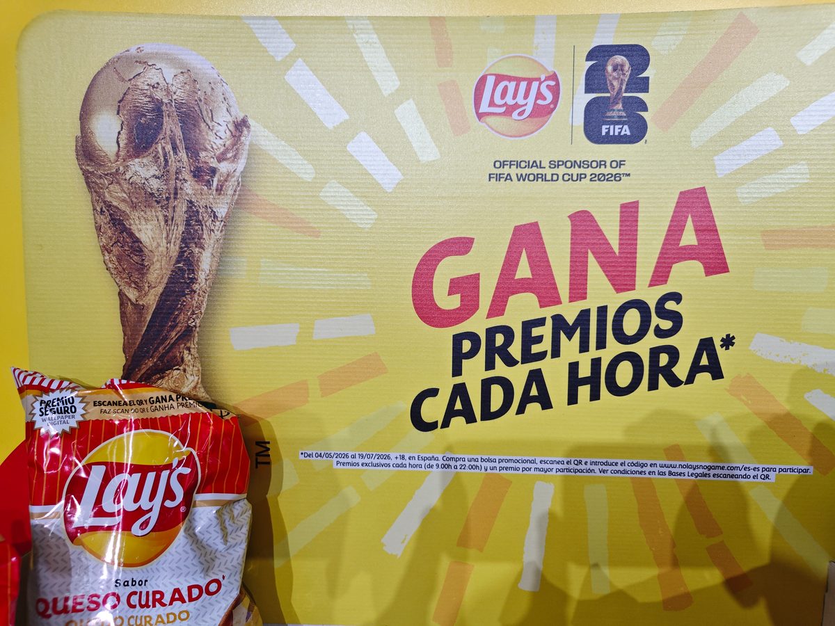 Detalle de la bolsa Lay's promocional con código QR para participar en el sorteo del Mundial