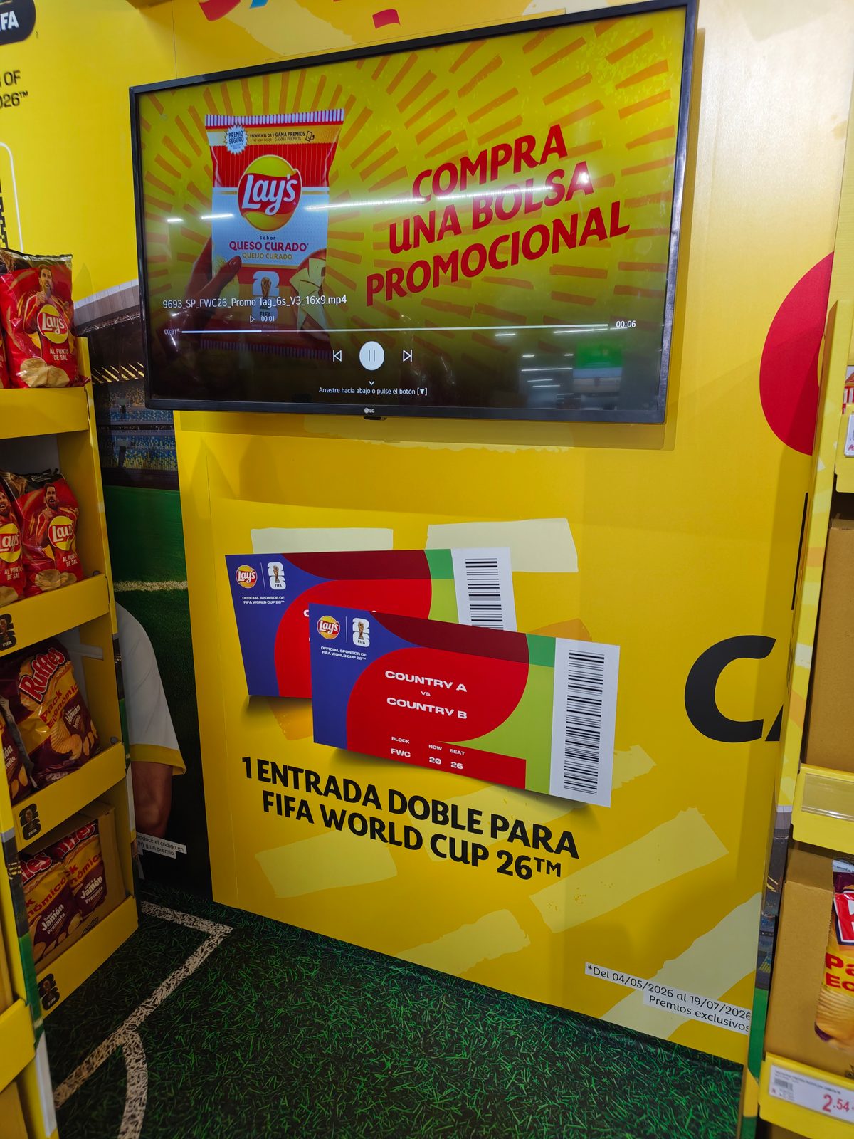 Bolsa promocional Lay's sabor Queso Curado con código QR del sorteo FIFA World Cup 2026