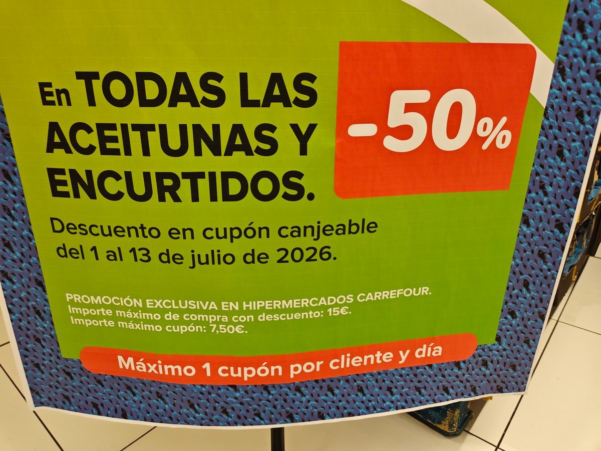 Lineal de aceitunas y encurtidos en Carrefour con promoción del 50%
