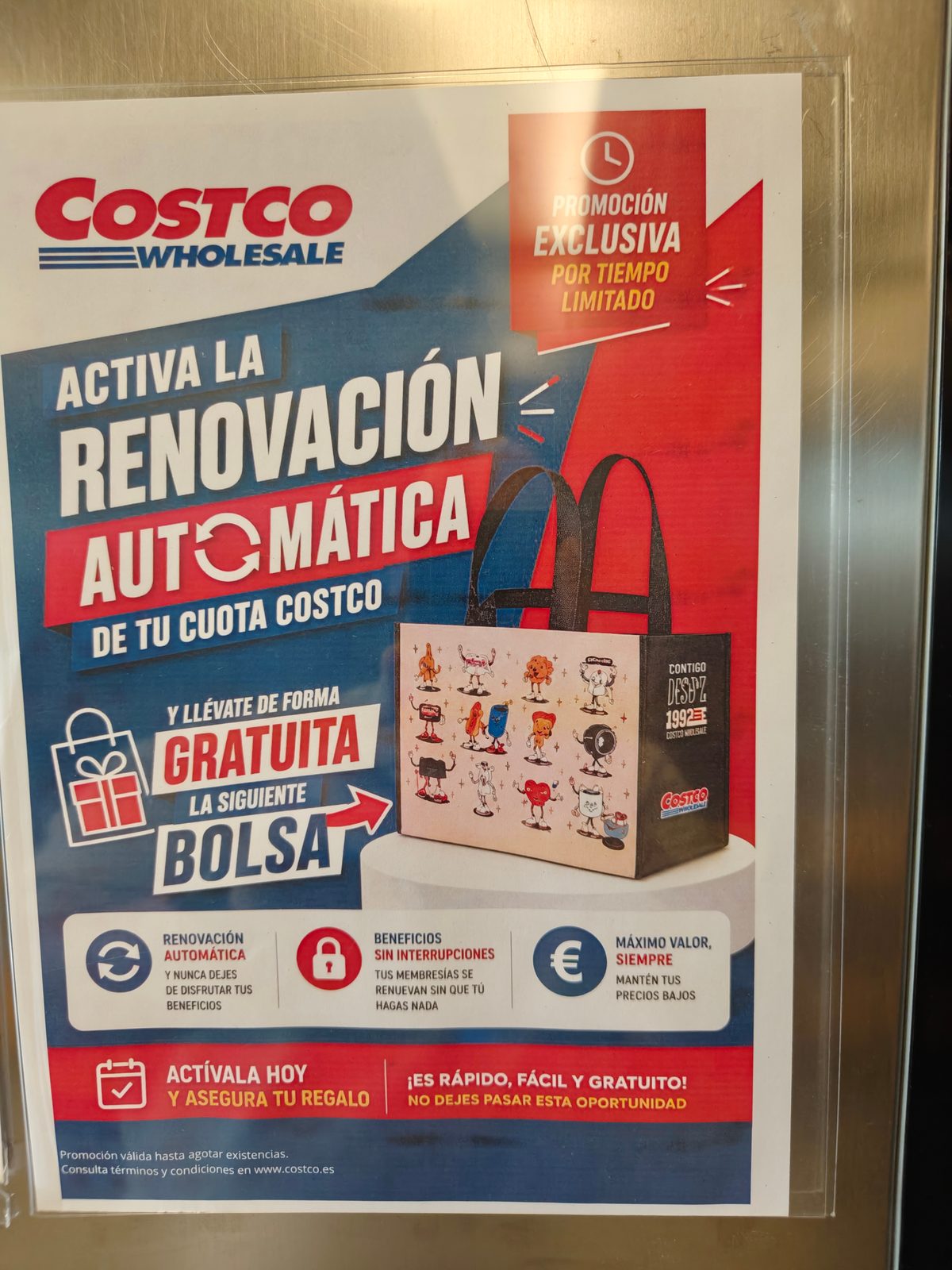 Cartel promocional de Costco sobre la bolsa reutilizable por renovación automática
