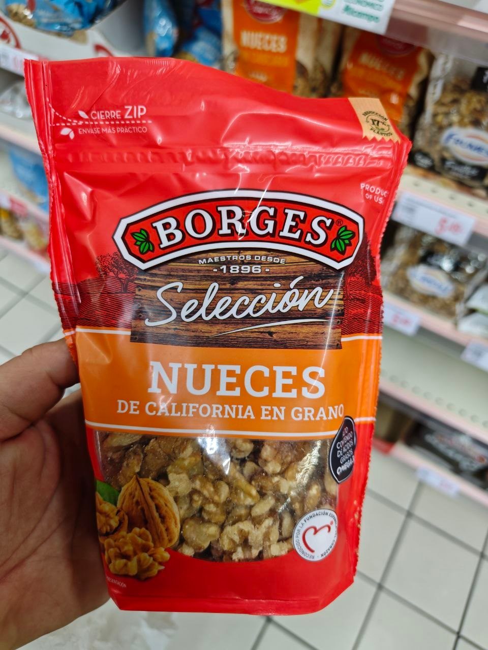 Detalle del frontal de la bolsa Borges Selección con el sello California Walnuts y el precio en oferta