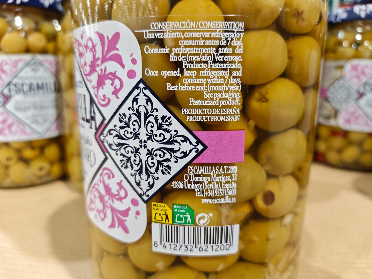 Detalle del etiquetado de las aceitunas Escamilla en Costco