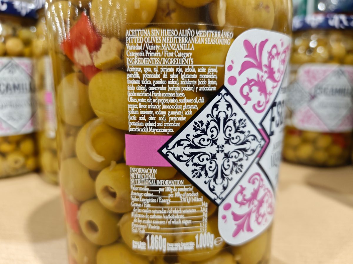 Tarro de aceitunas Escamilla en el lineal de Costco