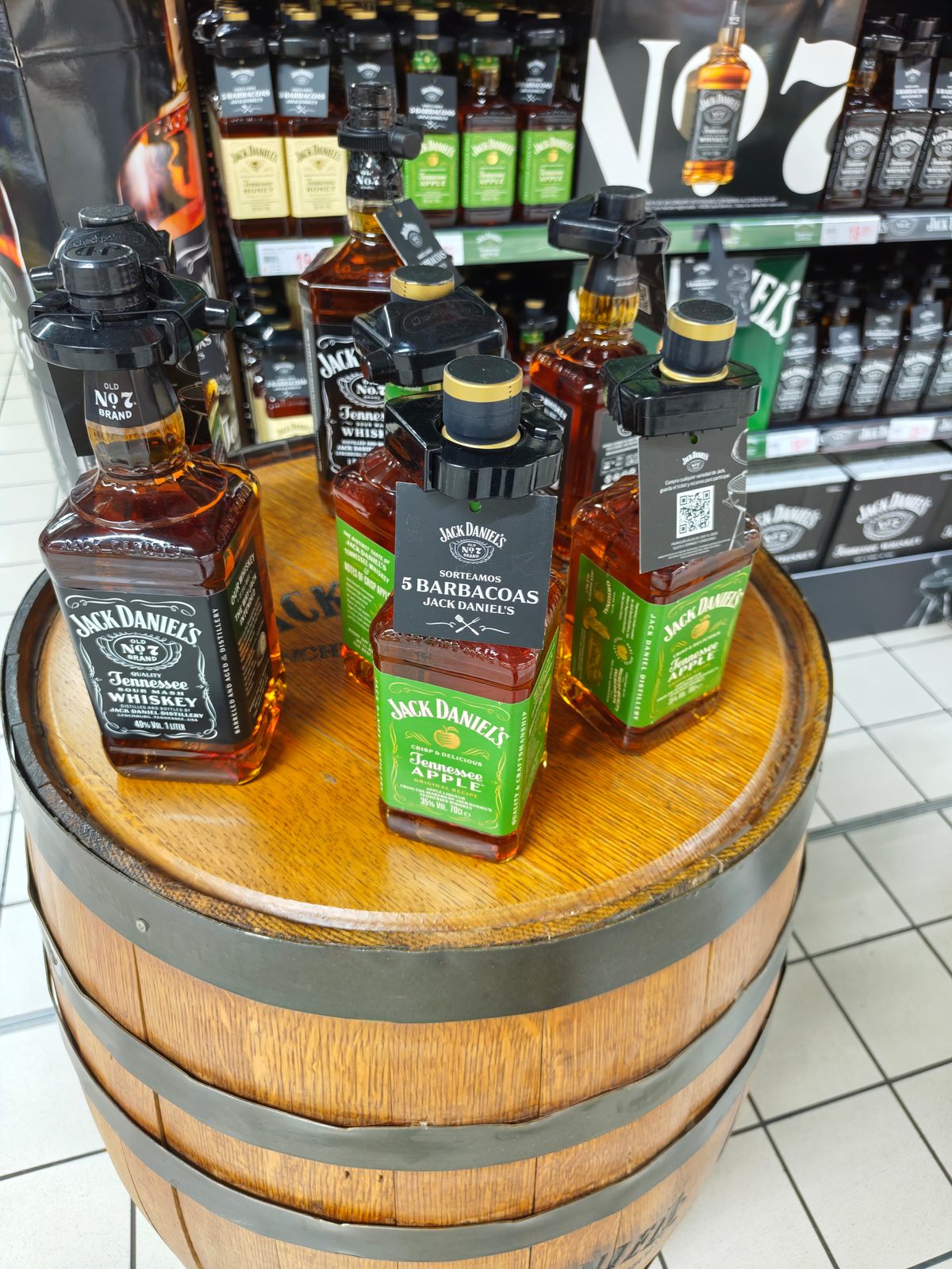 Lineal de Jack Daniel's en Alcampo con carteles del sorteo de barbacoas