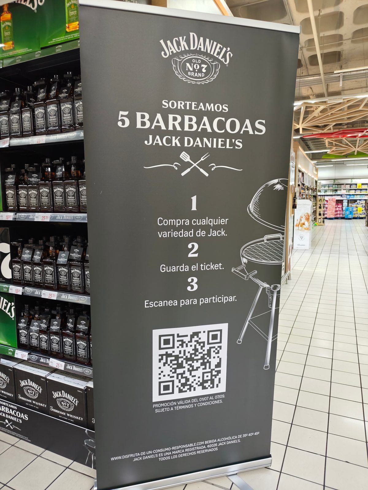 Detalle del cartel con las condiciones del sorteo Jack Daniel's barbacoa