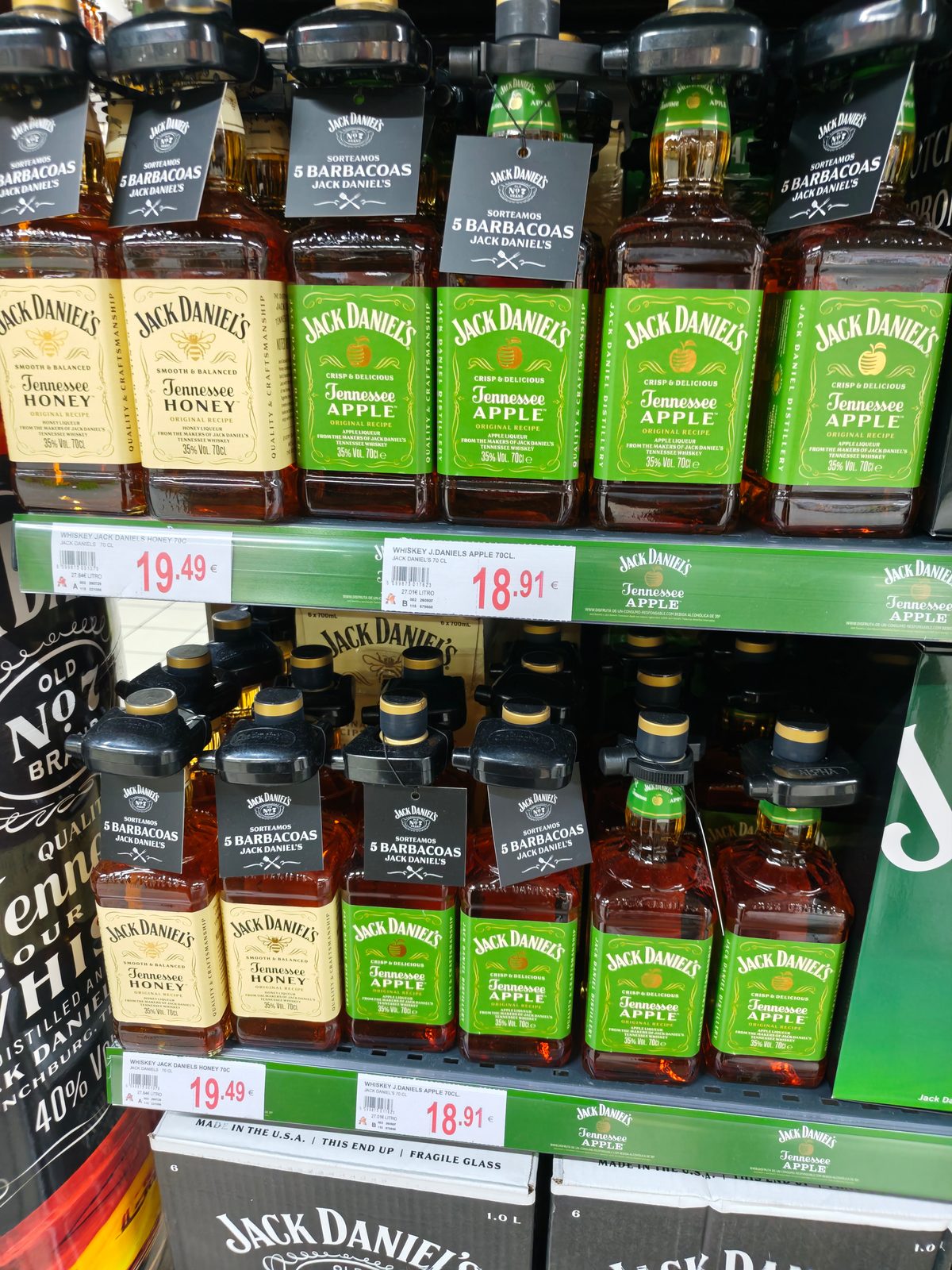 Cartel del sorteo de barbacoas Jack Daniel's en el lineal de Alcampo