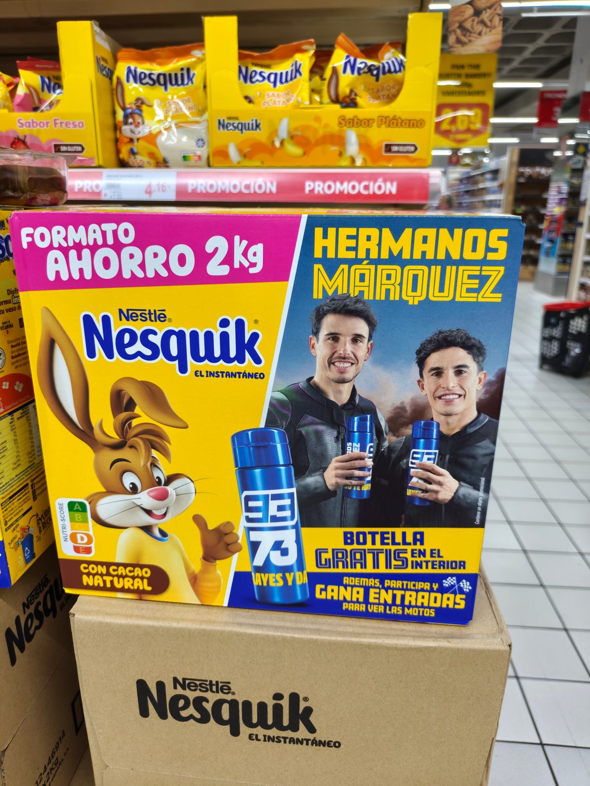 Caja de Nesquik El Instantáneo 2 kg en el lineal de Alcampo con botella Hermanos Márquez de regalo