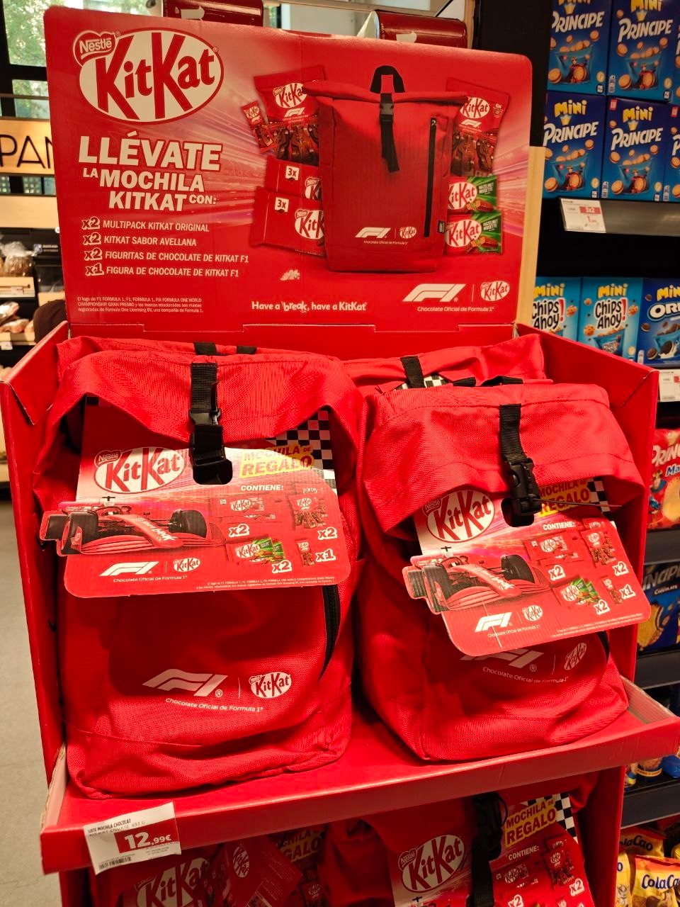 Detalle de la mochila roja KitKat F1 con cierre roll-top