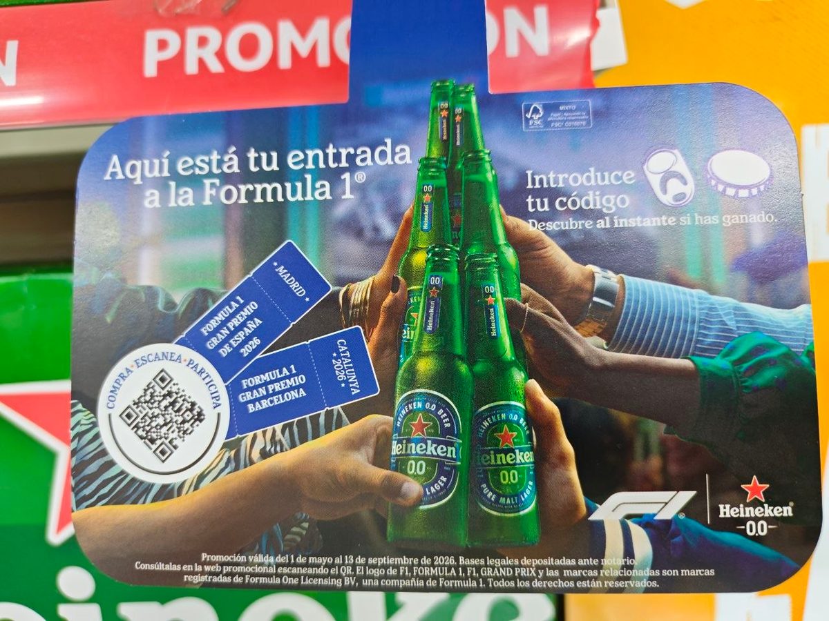 Primer plano de las latas de Heineken con el código QR de la promoción Fórmula 1
