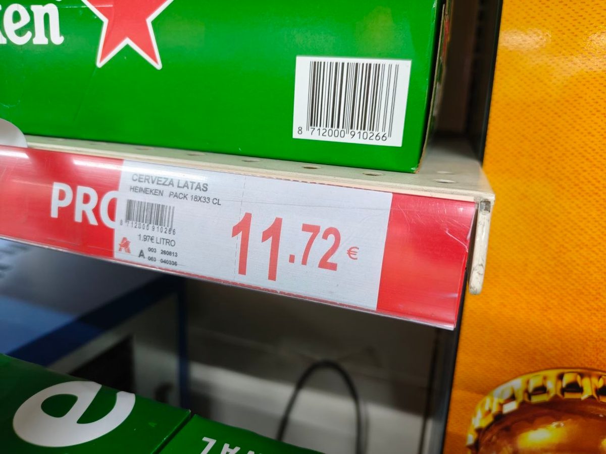 Pack de 18 latas de Heineken 33 cl en el lineal de Alcampo