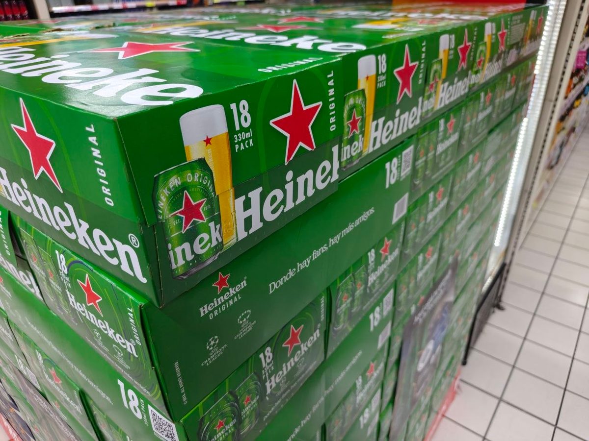 Cartel promocional de Heineken y Fórmula 1 en el lineal de Alcampo
