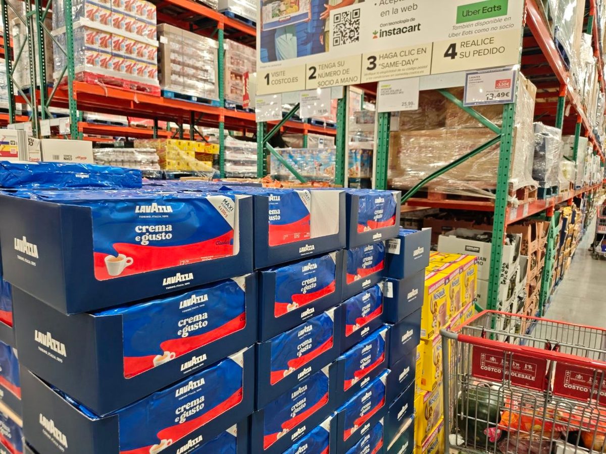 Café molido Lavazza Crema e Gusto expuesto en el pasillo de Costco