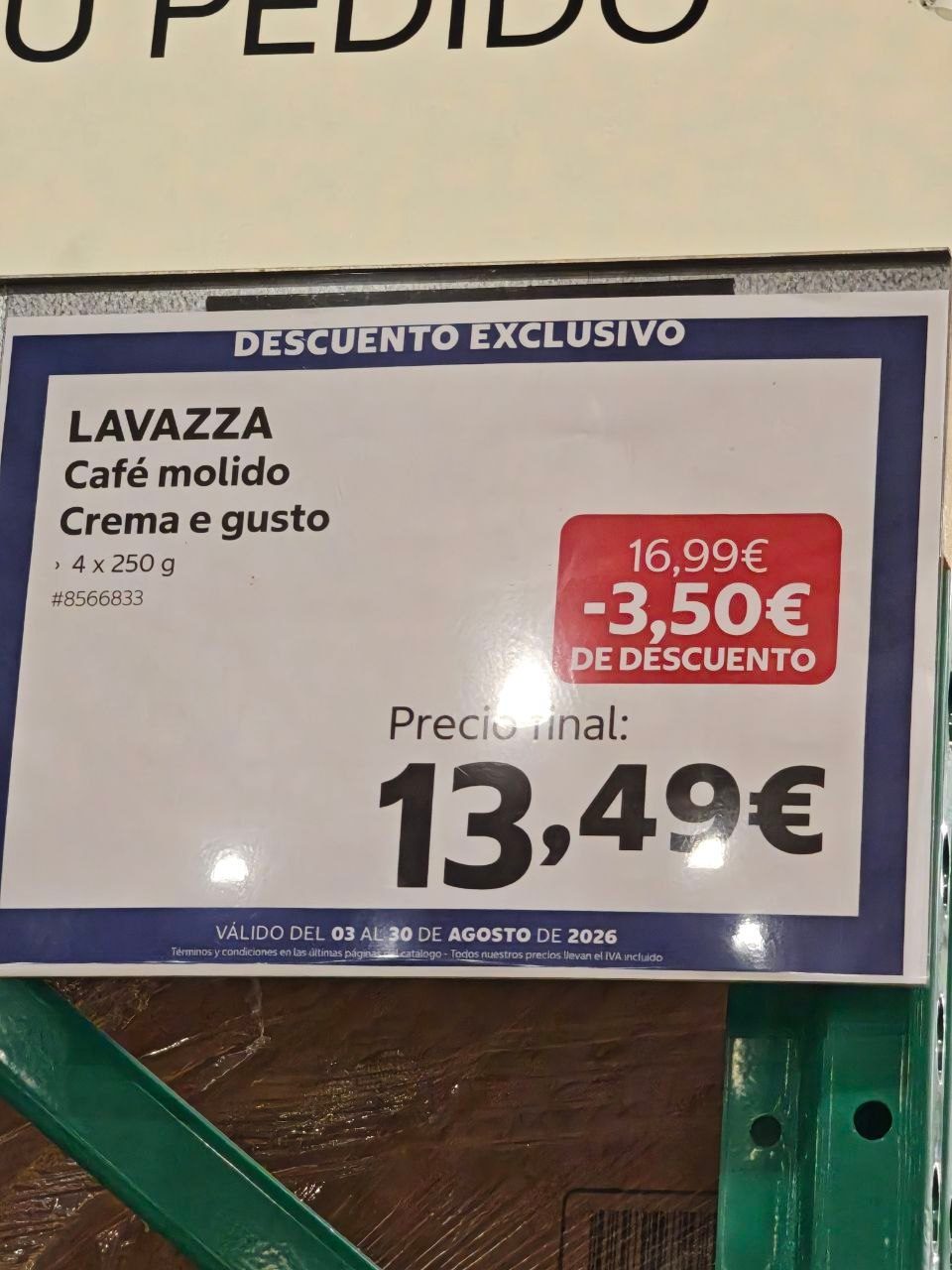 Detalle del envase de café molido Lavazza en el lineal de Costco