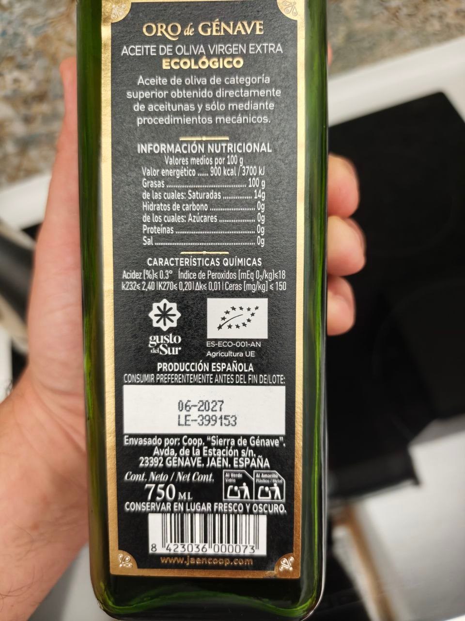 Detalle del envase de aceite de oliva ecológico