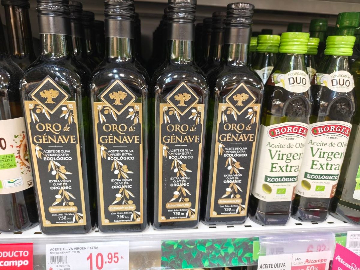 Lineal de aceites en Alcampo con cartel de promoción