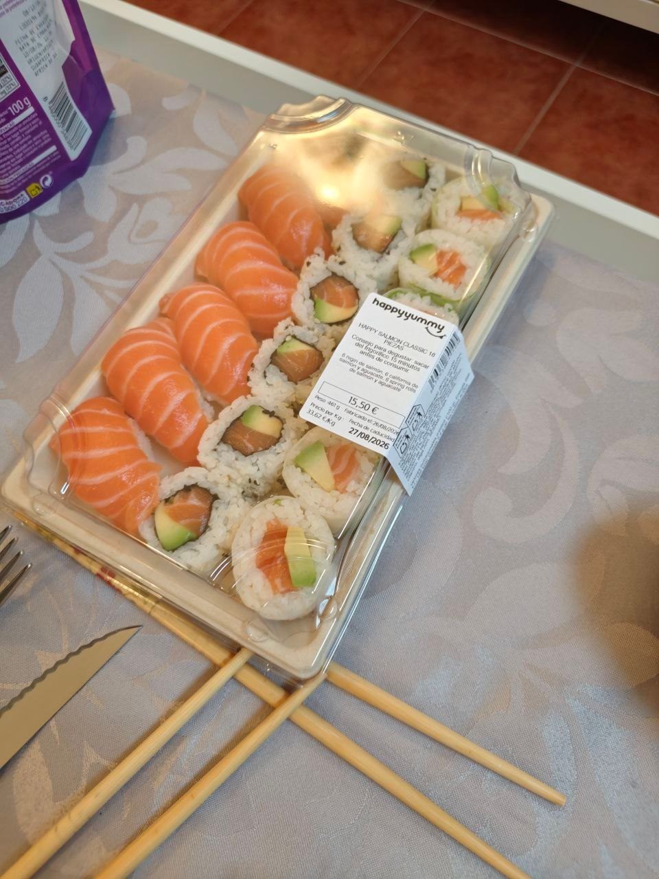 Detalle de nigiri y california de salmón en la bandeja