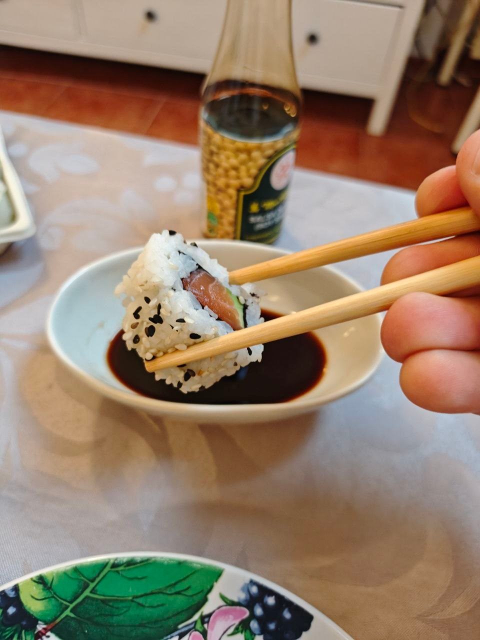 Mostrador Happy Yummy con distintas bandejas de sushi y comida asiática