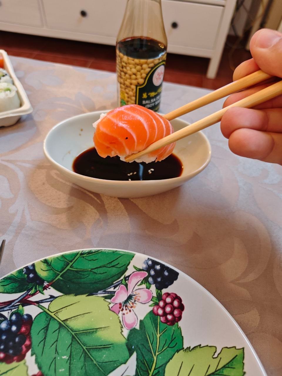 Expositor giratorio con sobres de soja, wasabi y palillos gratuitos