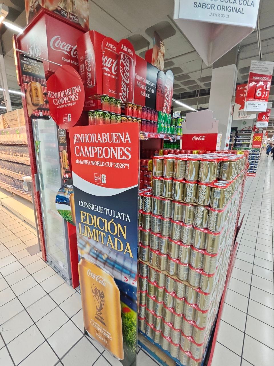 Detalle de la lata dorada Coca-Cola Campeones