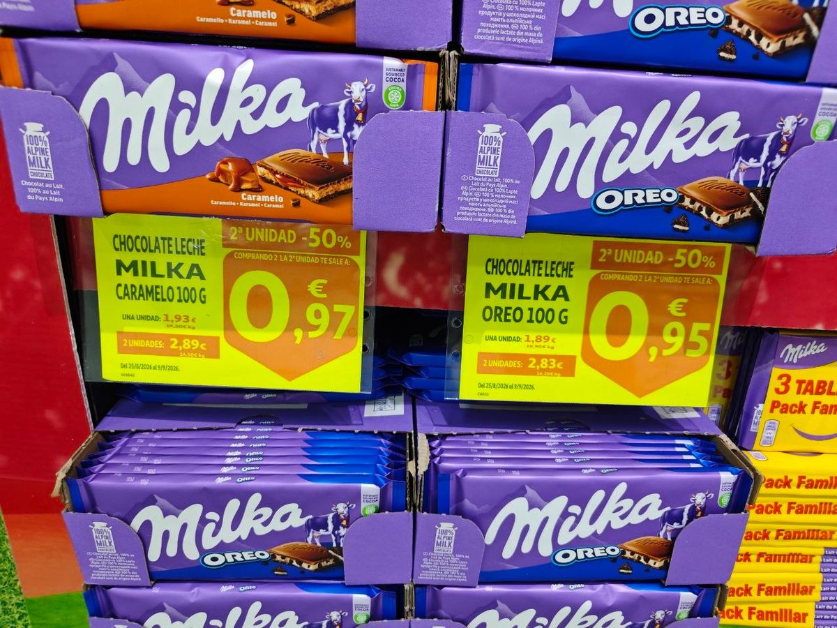 Expositor de Milka en Alcampo con tabletas y galletas