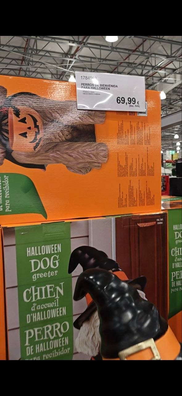 Sección de Halloween en Costco con decoración y figuras