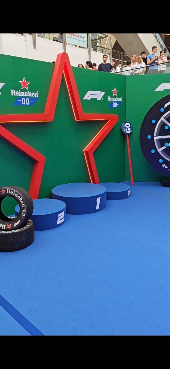 Espacio Heineken con temática de Fórmula 1 en La Vaguada