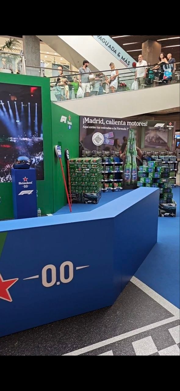 Simulador de conducción de Fórmula 1 en el centro comercial