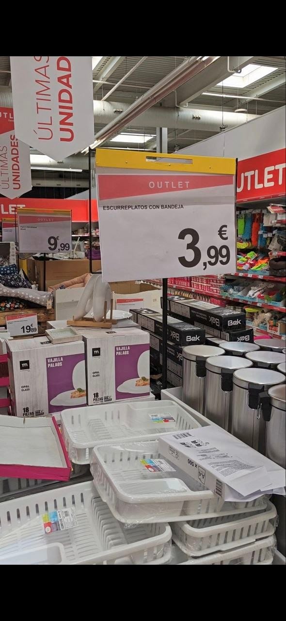 Estantería de la sección outlet en Carrefour con productos variados