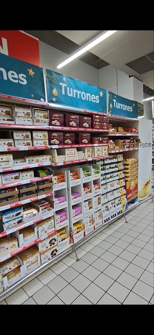 Lineal de turrones en Alcampo con distintas marcas