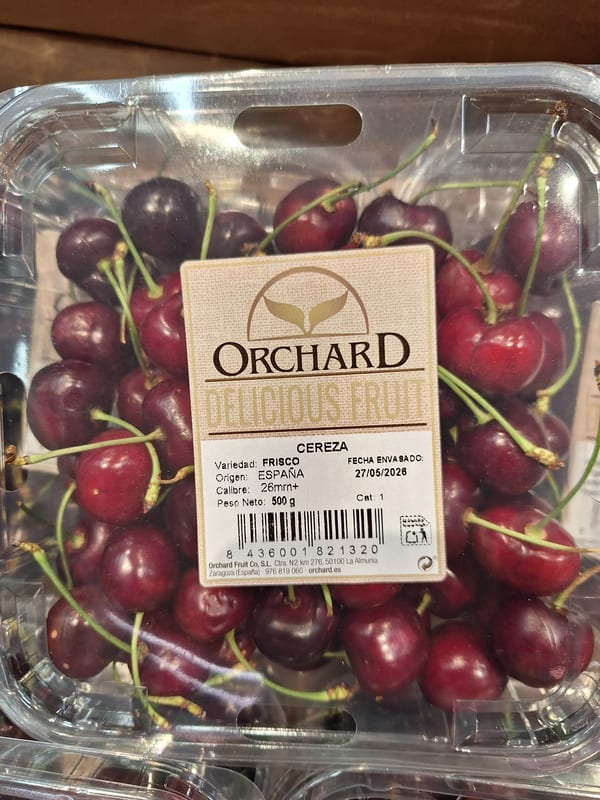 Cerezas rojas brillantes de calibre grande en bandeja