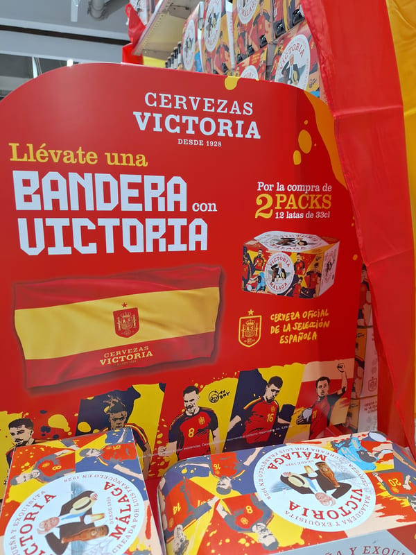 Cerveza rubia española servida en vaso con espuma cremosa