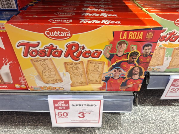 Galletas tostadas doradas crujientes desayuno español