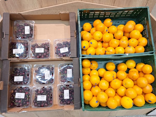 Cerezas rojas maduras en bandeja