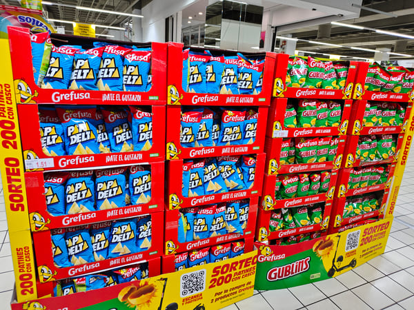 Bolsas de snacks de maíz y aperitivos veraniegos sobre fondo colorido