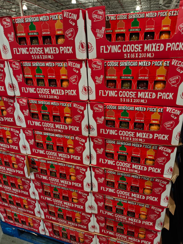 Botellas de salsa picante sriracha y cholula sobre tabla de cocina
