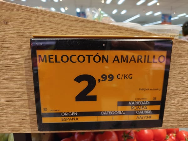 Melocotones amarillos frescos de temporada, variedad Romea, sobre fondo de madera