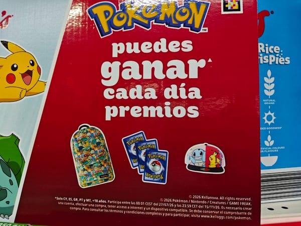 Caja de cereales de chocolate con personajes de Pokémon en el lineal de un supermercado