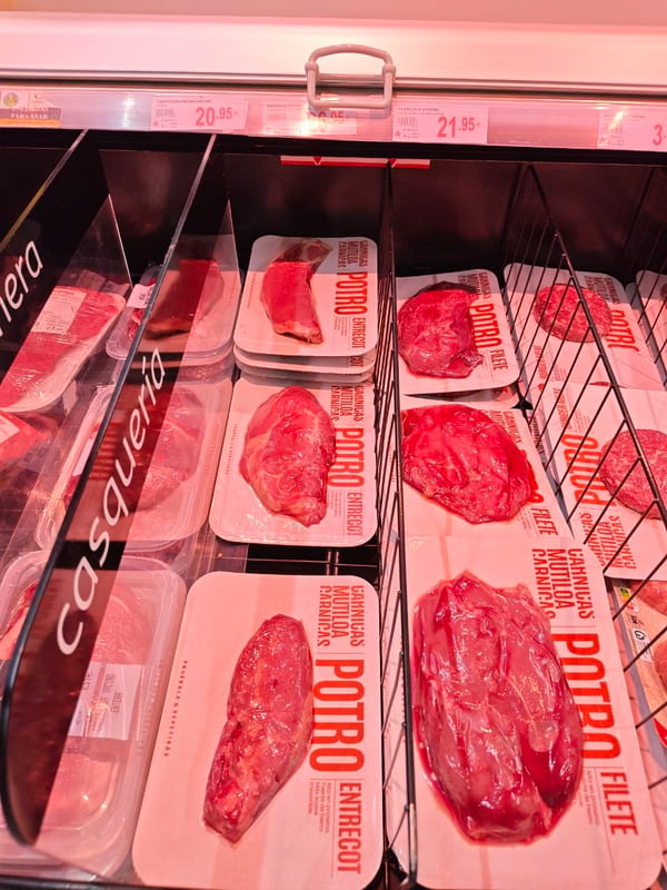 Entrecot de carne de potro en bandeja de mostrador de carnicería