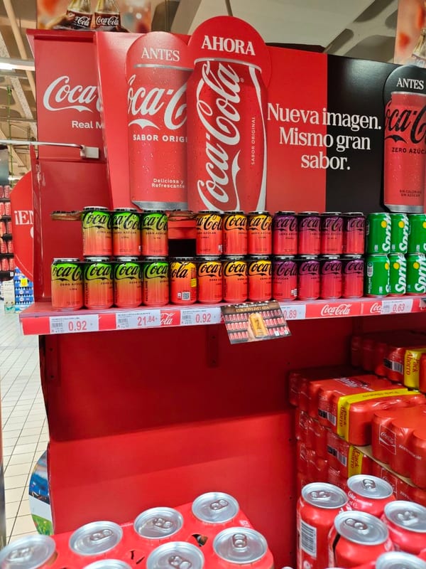 Lata de refresco de cola dorada de edición conmemorativa