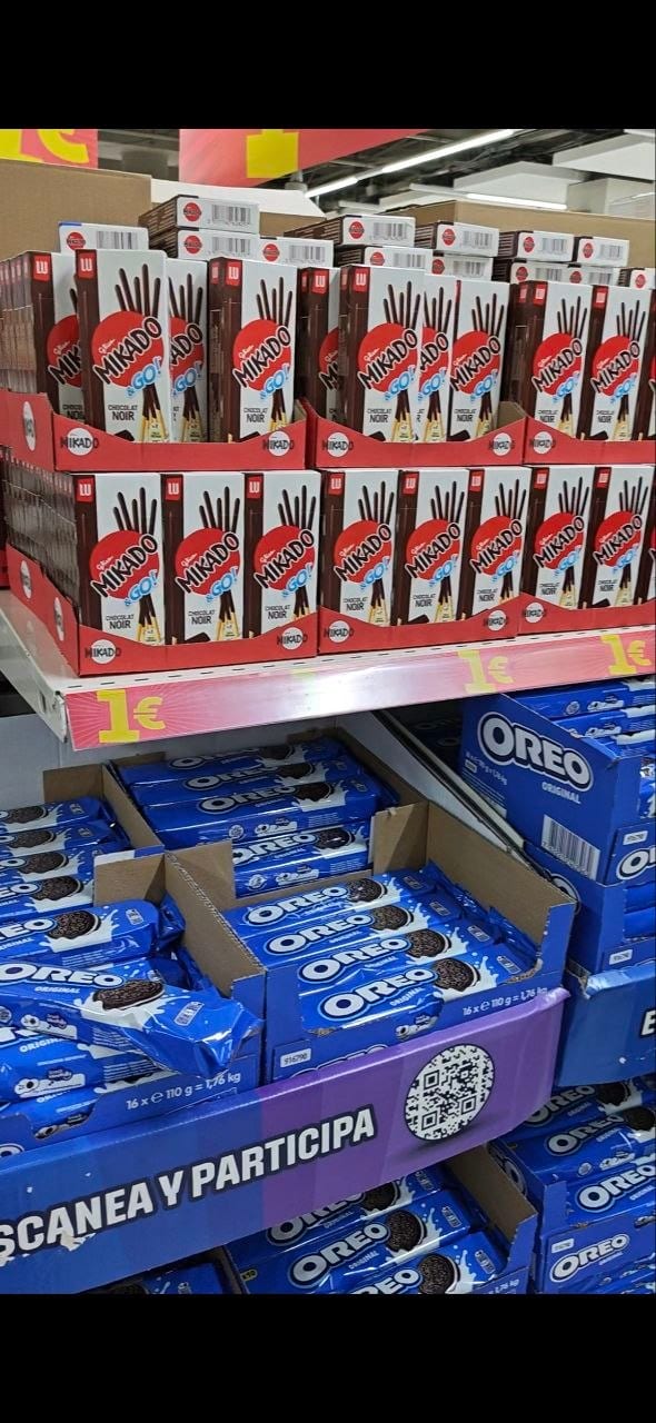 Galletas y conservas en un lineal de supermercado