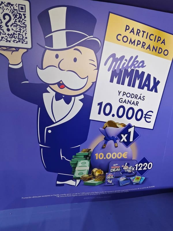 Tableta de chocolate con leche de gran formato junto a envoltorio morado